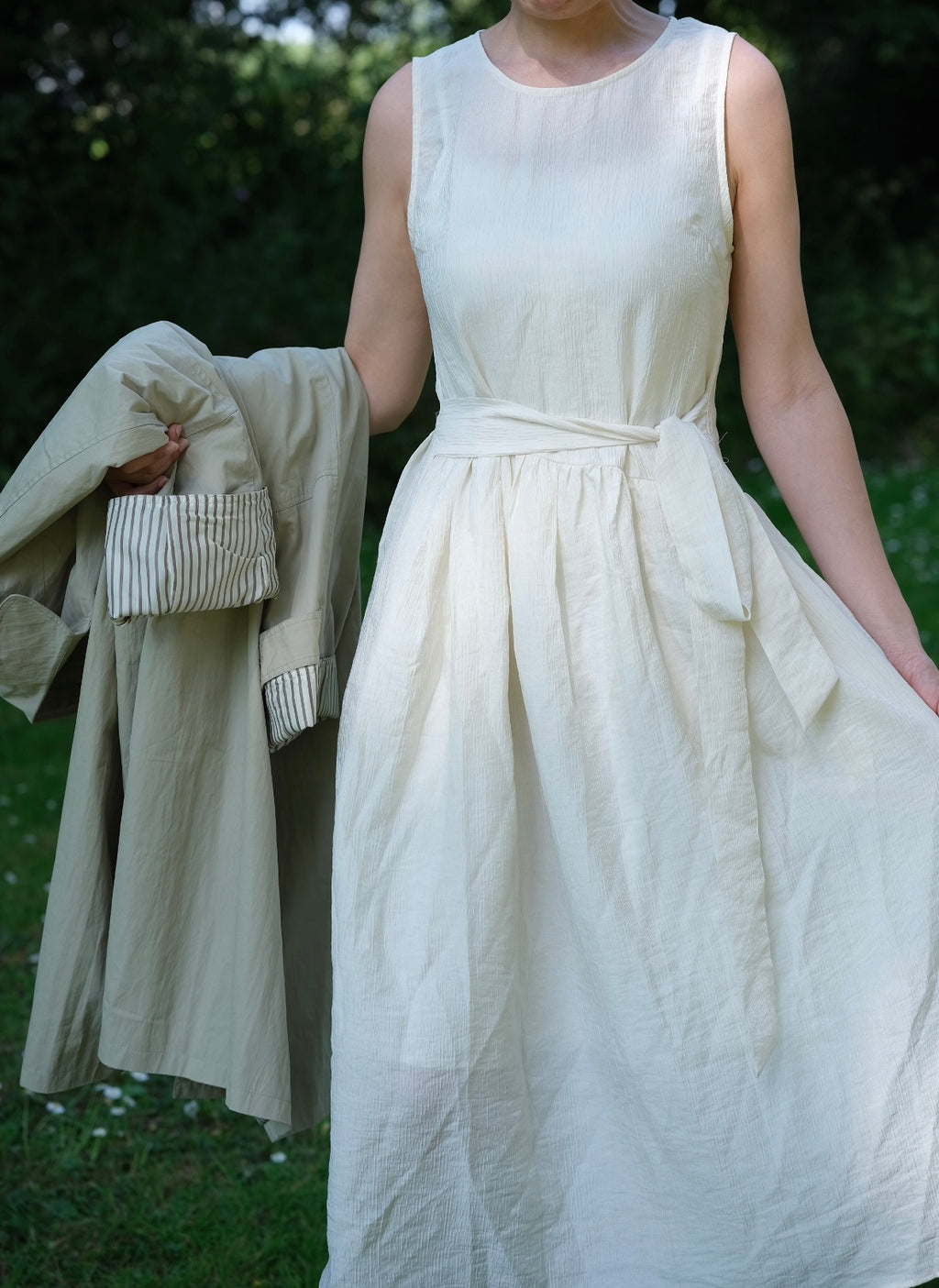 Tao‘s- Elegant Sleeveless Tie-Waist Midi Dress