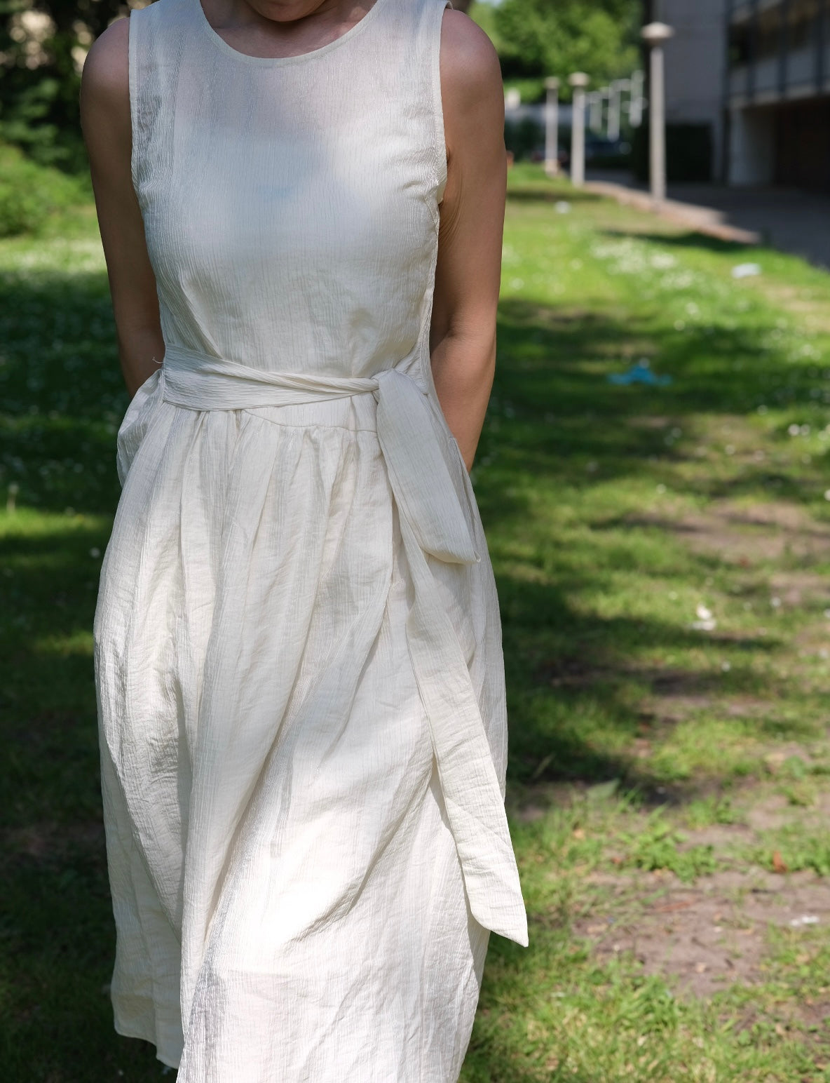 Tao‘s- Elegant Sleeveless Tie-Waist Midi Dress